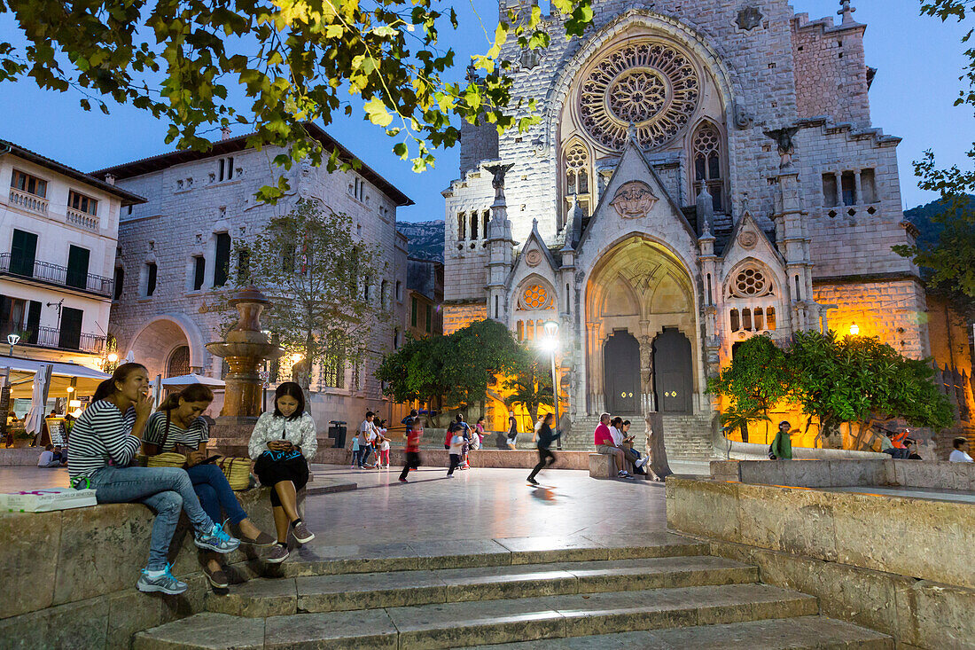 Marktplatz am Abend mit Pfarrkirche Sant Bartomeu, Jugendstilfassade, Treffpunkt für Einheimische und Touristen, Kinder spielen, Serra de Tramuntana, Soller, Mallorca, Balearen, Spanien, Europa