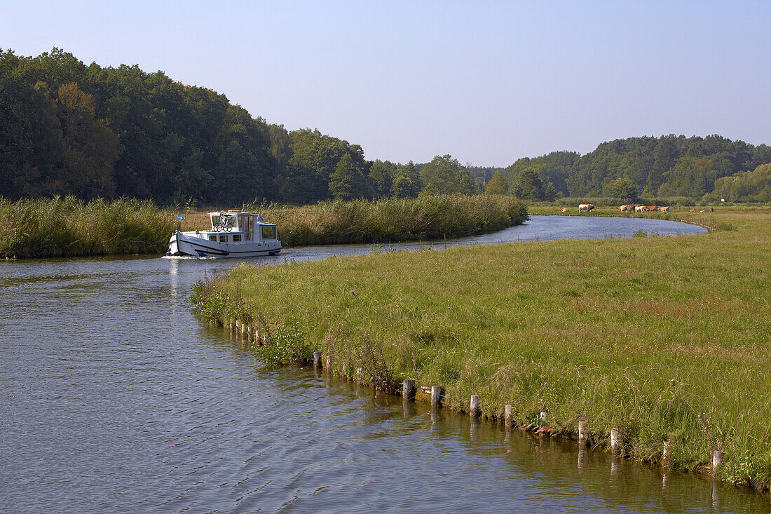 Houseboat on the river Havel near Bredereiche, Havel, Brandenburg, Germany, Europe