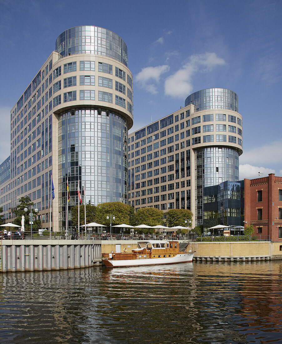 Fahrt mit dem Hausboot auf der Spree durch Berlin, Innenministerium, Deutschland, Europa