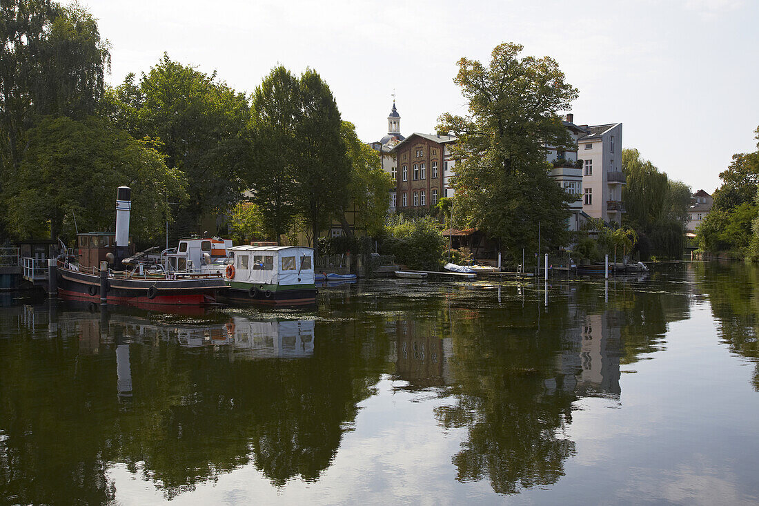 Alter Dampfer an der Schleuse Berlin-Spandau, Havel, Brandenburg, Deutschland, Europa