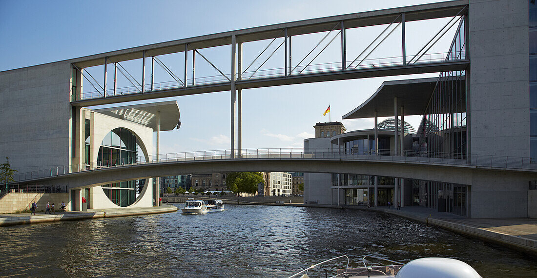 Fahrt mit dem Hausboot auf der Spree durch Berlin, Regierungsviertel Berlin-Mitte, Deutschland, Europa