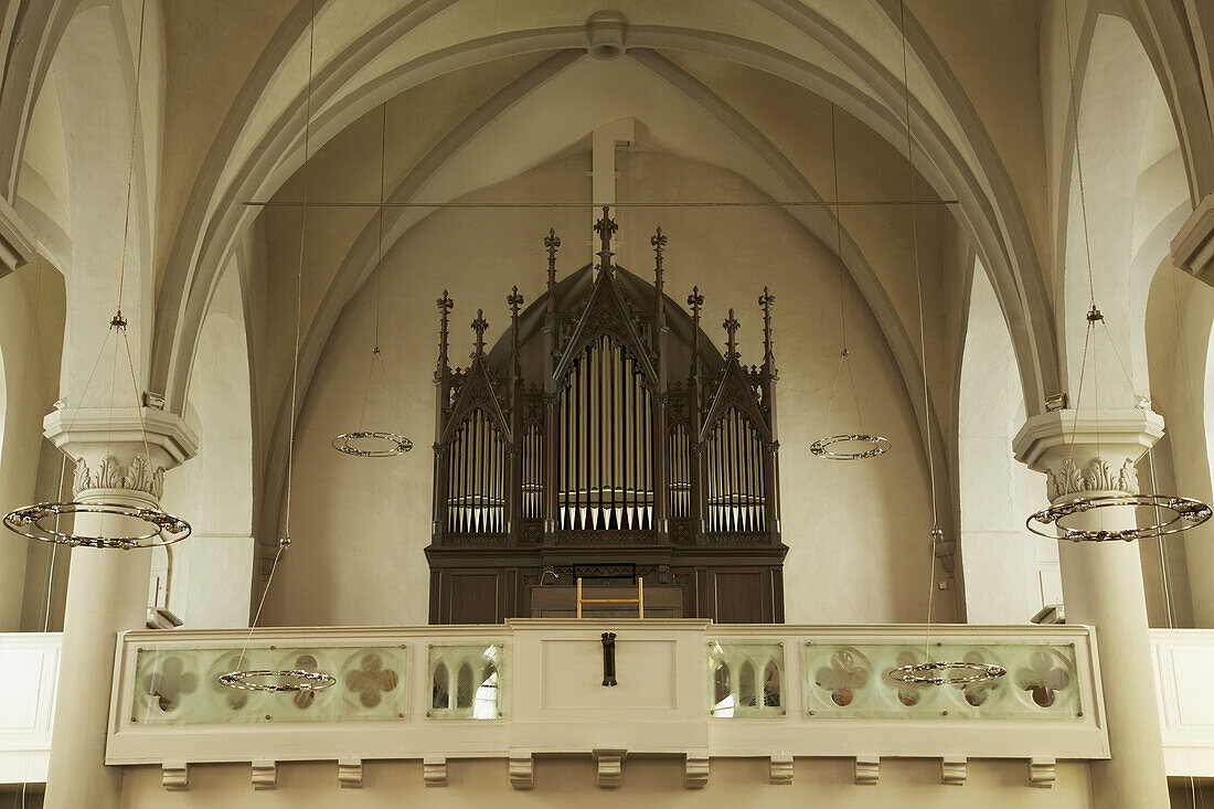 Kath. Pfarrkirche St. Martin (13.-15.Jh.) mit ältester erhaltener Orgel der Stumm-Werkstatt (1723) in Rhaunen, Kreis Birkenfeld, Region Hunsrück, Rheinland-Pfalz, Deutschland, Europa