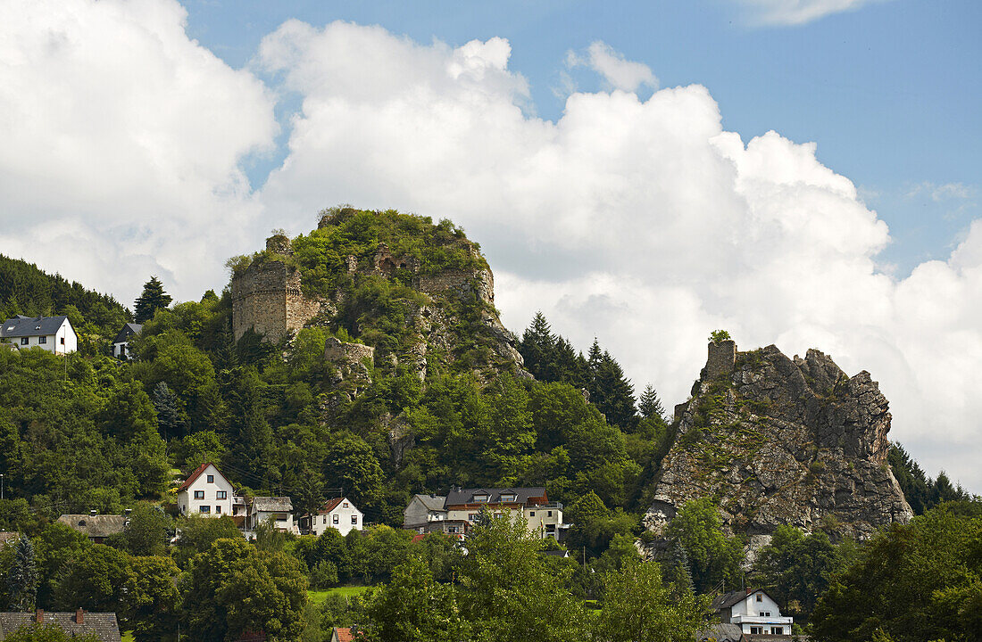 View of the Steinkallenfels ruins in Kirn, Administrative district of Bad-Kreuznach, Region of Naheland, Rhineland-Palatinate, Germany, Europe