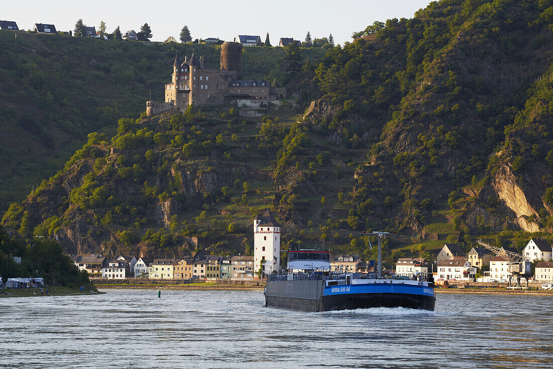 Blick auf den Rhein mit St. Goarshausen und Burg Katz, Unesco Welterbe Oberes Mittelrheintal seit 2002, Rheinland-Pfalz, Deutschland, Europa