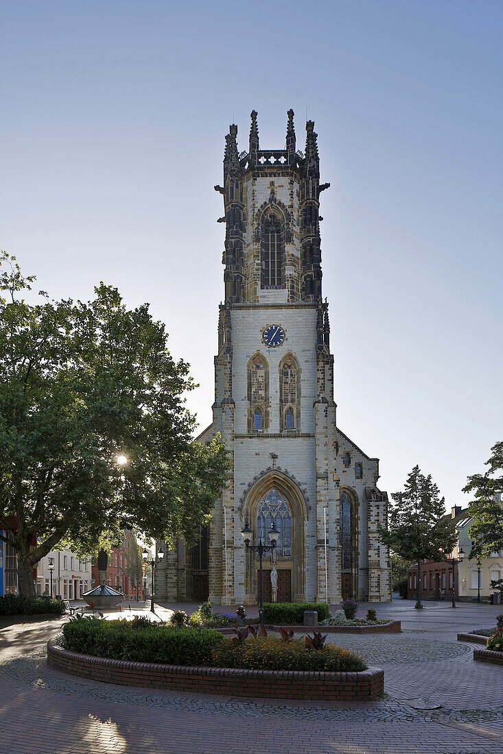 Marktplatz mit Kirche in Oelde , Münsterland , Nordrhein-Westfalen , Deutschland , Europa