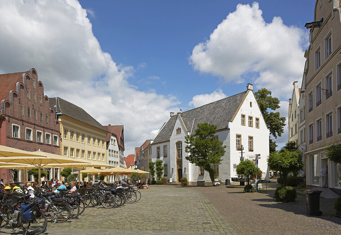 Rathaus und Straßencafés und Restaurants am Marktplatz in Warendorf , Münsterland , Nordrhein-Westfalen , Deutschland , Europa
