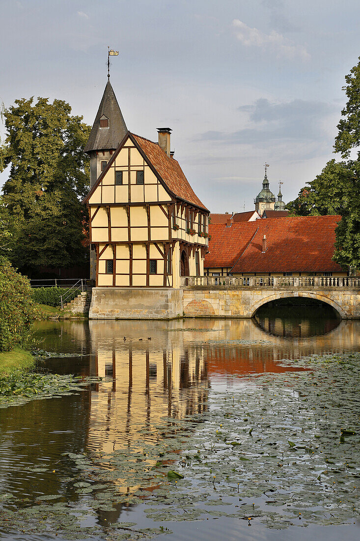 Torhaus mit Brücke über die Gräfte vom Wasserschloß Steinfurt , Steinfurt - Burgsteinfurt , Münsterland , Nordrhein-Westfalen , Deutschland , Europa