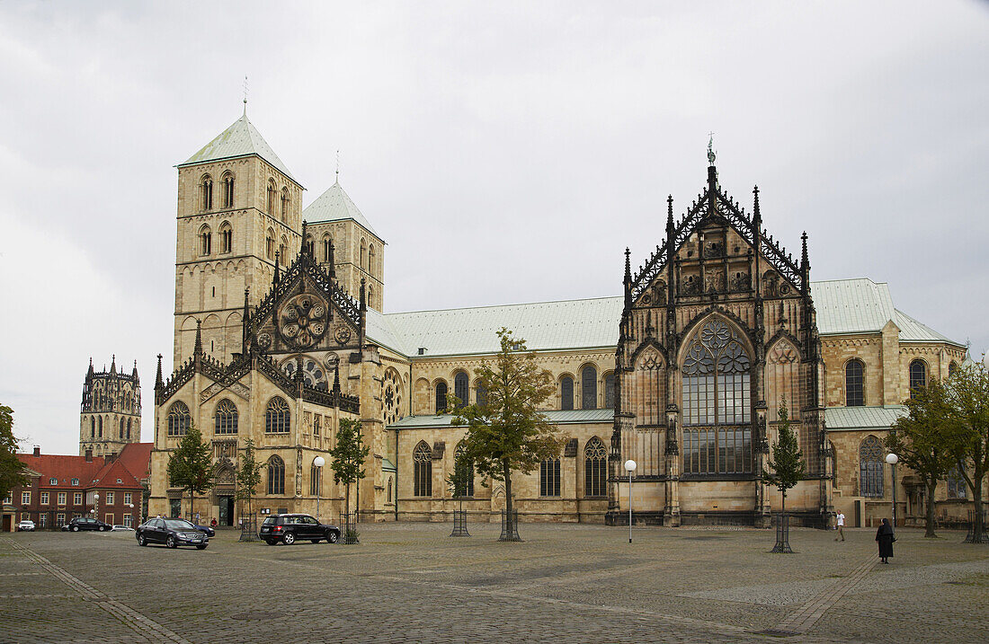 St. Paulus-Dom und Turm der Überwasserkirche , Münster , Münsterland , Nordrhein-Westfalen , Deutschland , Europa