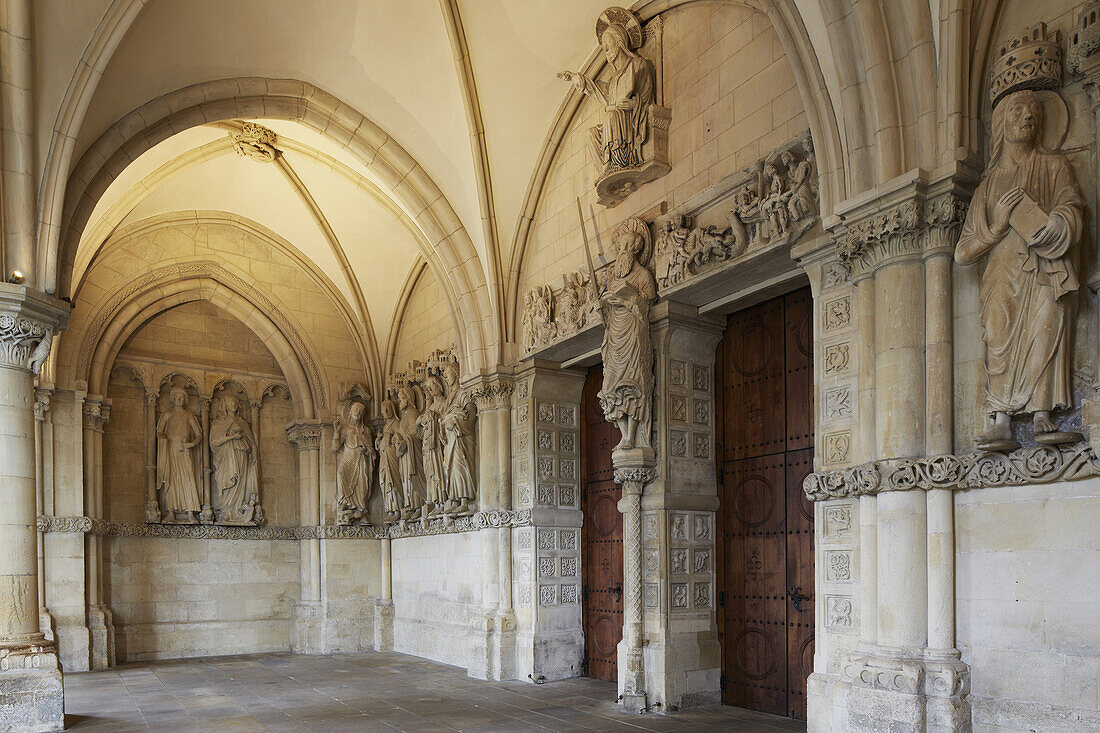 Skulpturenschmuck in der Vorhalle des Südportals des St. Paulus-Dom , Münster , Münsterland , Nordrhein-Westfalen , Deutschland , Europa