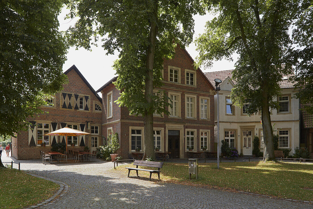Alte Häuser am <Johanniskirchplatz> , Billerbeck , Baumberge , Münsterland , Nordrhein-Westfalen , Deutschland , Europa