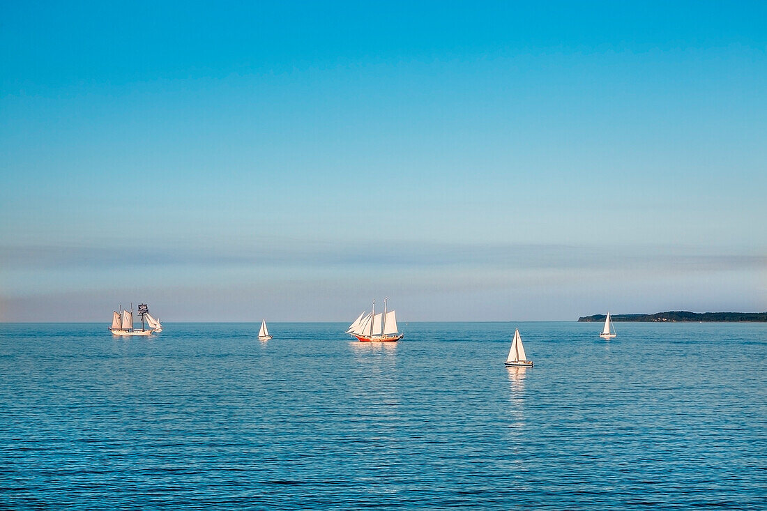 Blick auf das Meer mit Schiffen, Travemünde, Hansestadt Lübeck, Lübecker Bucht, Ostsee, Schleswig-Holstein, Deutschland