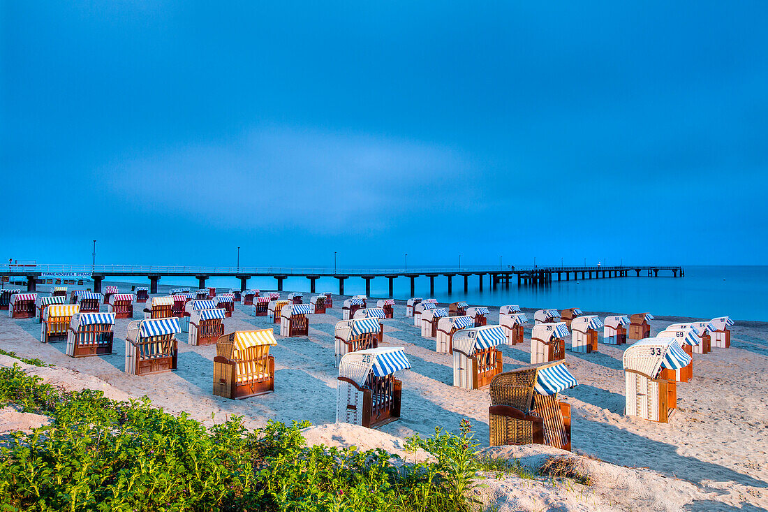 Strand und Strandkörbe, Abendstimmung an der Seebrücke, Timmendorfer Strand, Lübecker Bucht, Ostsee, Schleswig-Holstein, Deutschland