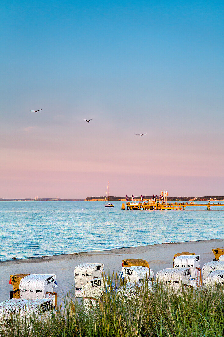 Strandkörbe, Dünen und Seebrücke, Scharbeutz, Lübecker Bucht, Ostsee, Schleswig-Holstein, Deutschland