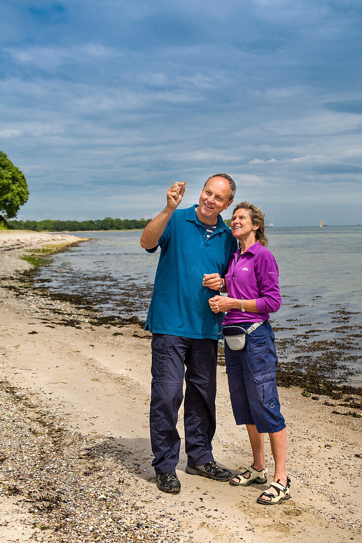 Couple collecting amber on the beach, Baltic Coast, Schleswig-Holstein, Germany