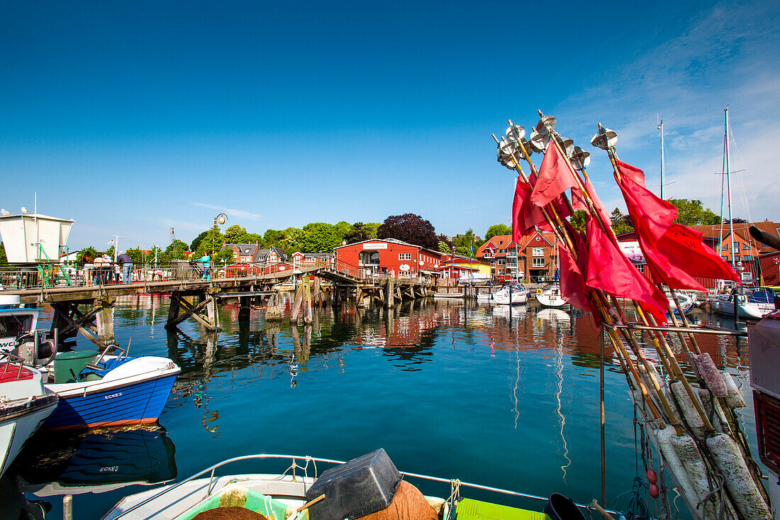 Hafen und Klapp-Holzbrücke, Eckernförde, Ostsee, Rendsburg-Eckernförde, Schleswig-Holstein, Deutschland