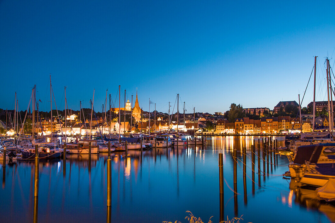 Abendlicher Blick über die Förde auf Altstadt, Flensburg, Flensburger Förde, Ostsee, Schleswig-Holstein, Deutschland