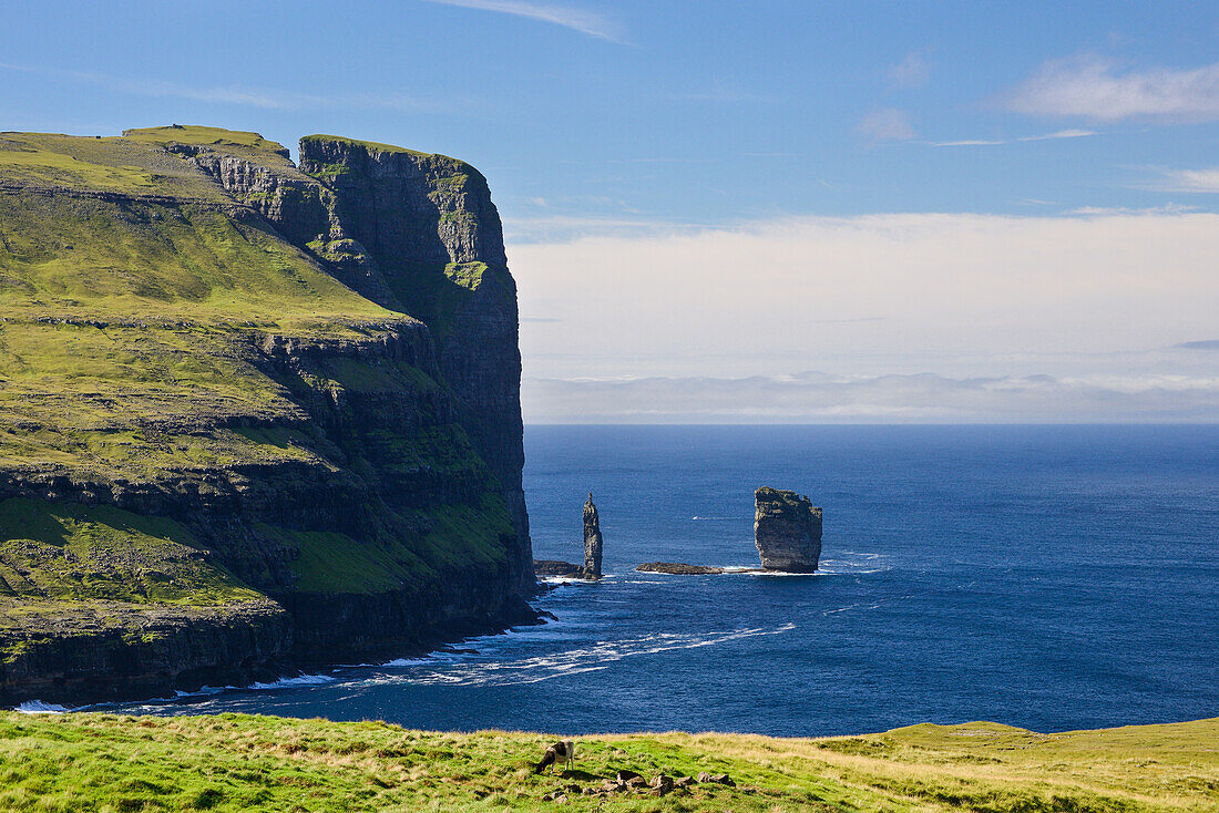 Felsnadeln Risin und Kellingin (der Riese und das Weib), Insel Eysturoy, Färöer Inseln (Føroyar)