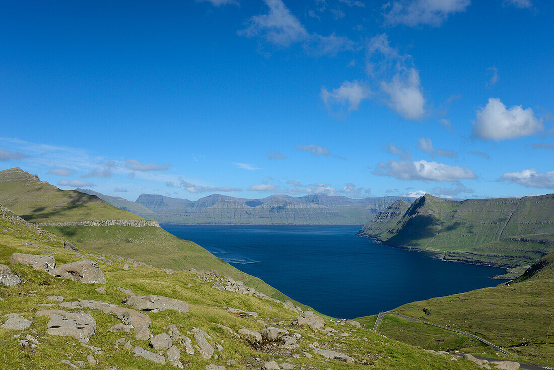 Fjordlandschaft bei Gjogv, Insel Eysturoy, Färöer Inseln (Føroyar)