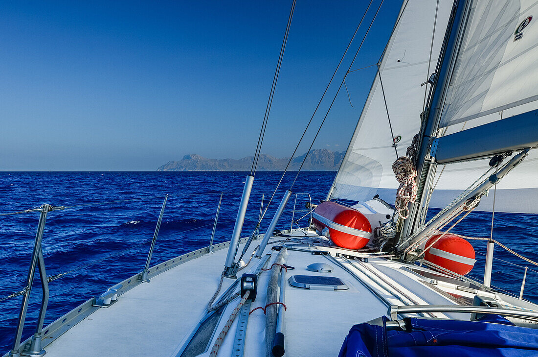 Eine Segelyacht mit Dinghi vor der Nordküste von Mallorca, Balearen, Spanien, Europa