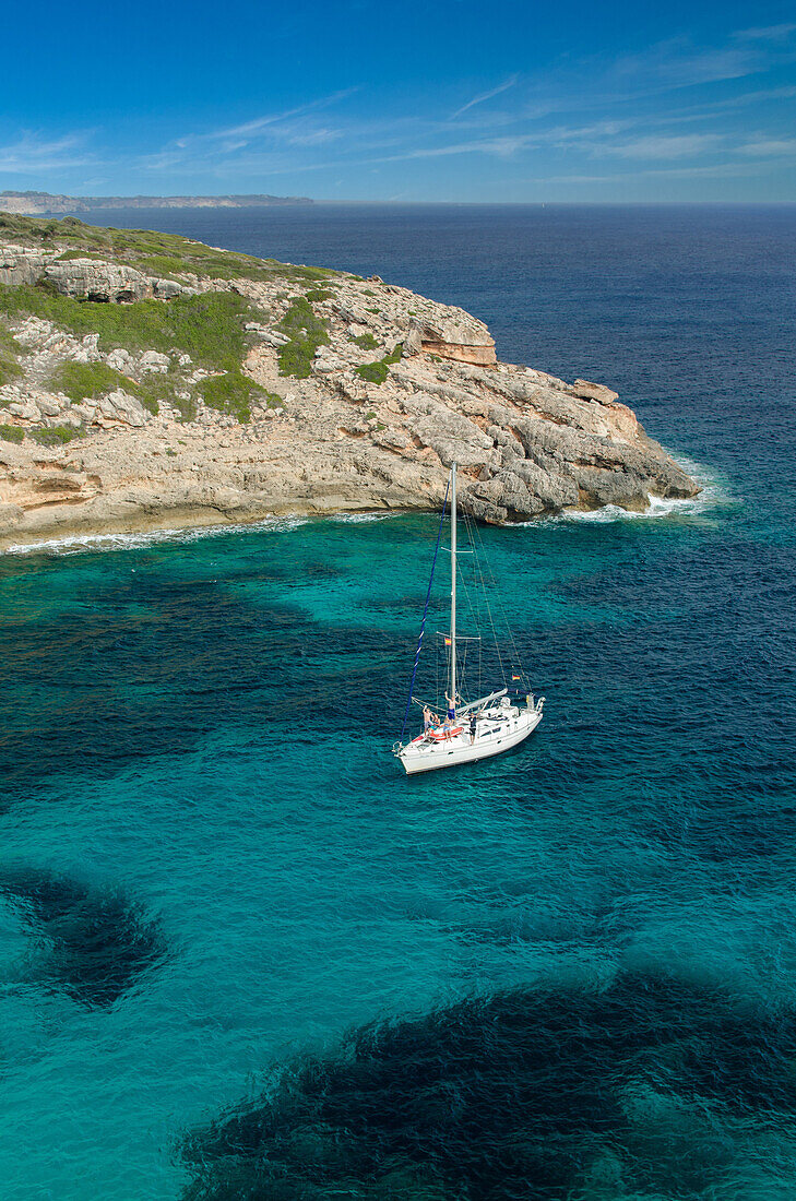 Eine Segelyacht ankert in einer einsamen Bucht mit türkisblauem Wasser, Mallorca, Balearen, Spanien, Europa