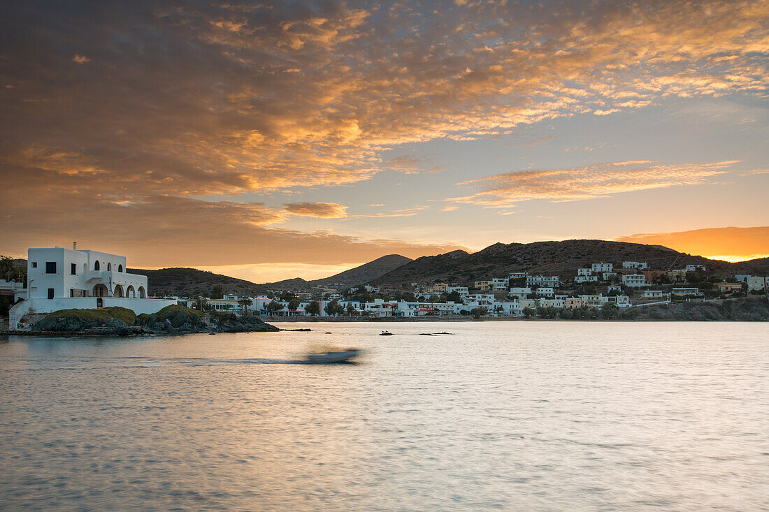 Boot fährt im Sonnenaufgang durch den Hafen von Siros, griechische Inseln, Ägäis, Kykladen, Griechenland