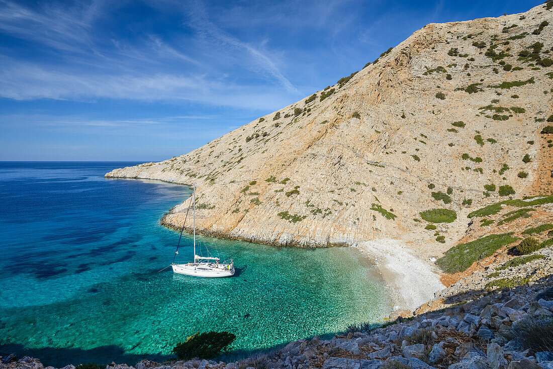 Ankernde Segelyacht in einsamer Bucht der griechischen Insel Syphnos (Sifnos), Ägäis, Kykladen, Griechenland