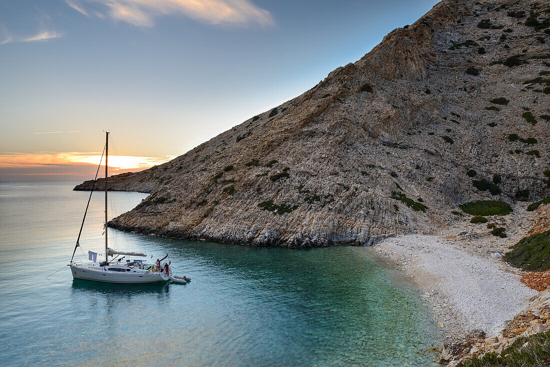 Ankernde Segelyacht in einsamer Bucht der griechischen Insel Syphnos (Sifnos), Ägäis, Kykladen, Griechenland