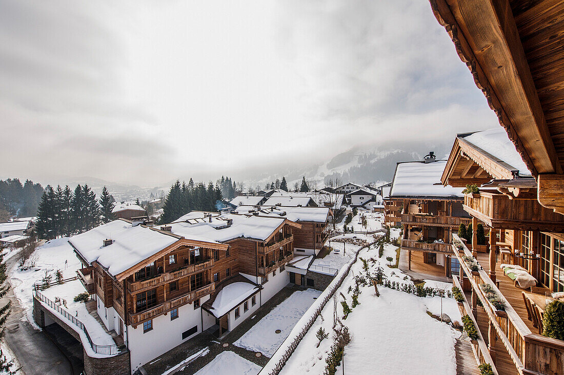 Ausblick auf Kitzbühel aus einer Penthousewohnungsterrasse im modernen Alpenlook, Kitzbühel, Tirol, Österreich