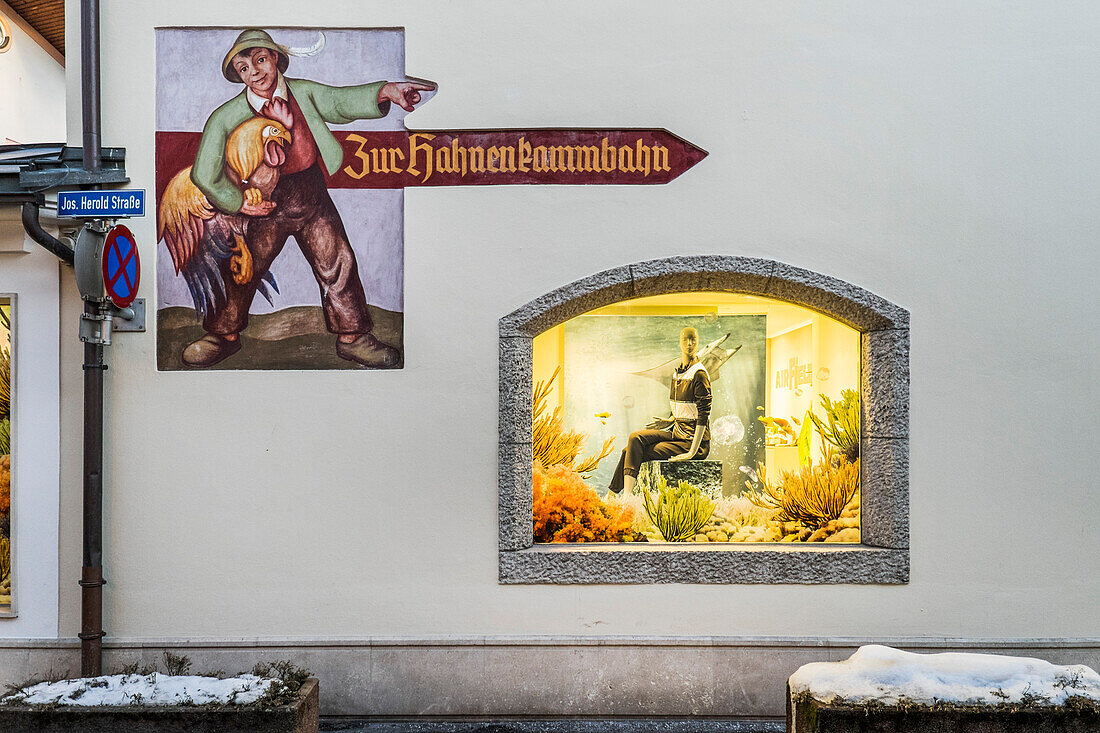 Schild zeigt den Weg zur Hahnenkammbahn, Vorderstadt, Kitzbühel, Tirol, Österreich