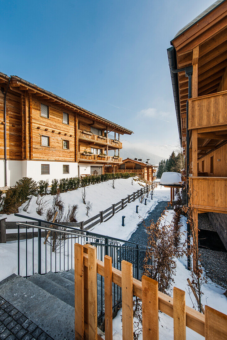 Häuser im modernen Alpenlook, Kitzbühel, Tirol, Österreich