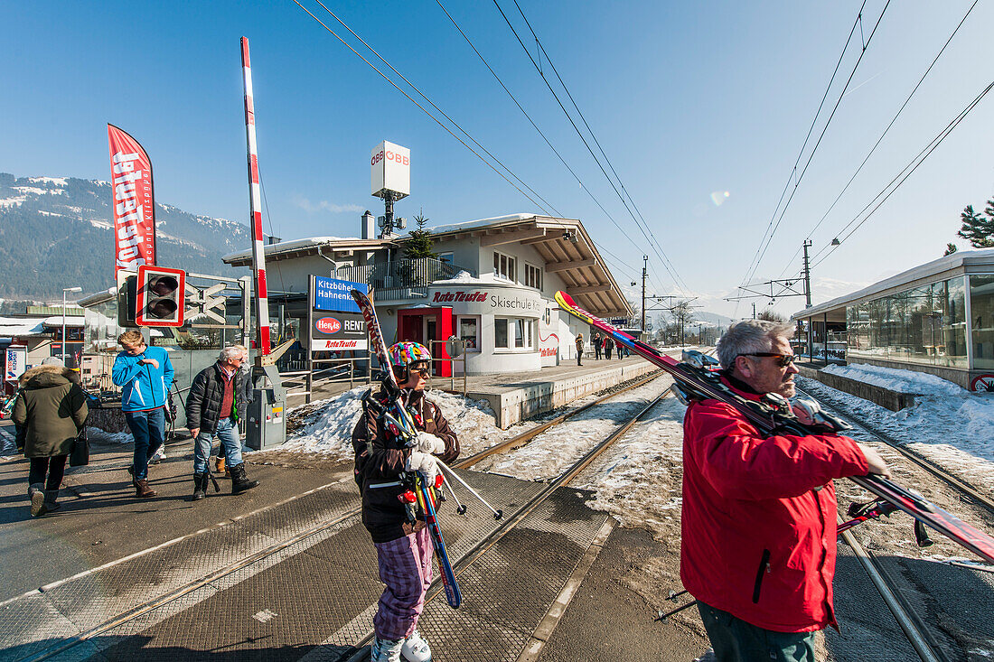 Skifahrer auf dem Weg zur Hahnenkamm, Kitzbühel, Tirol, Österreich