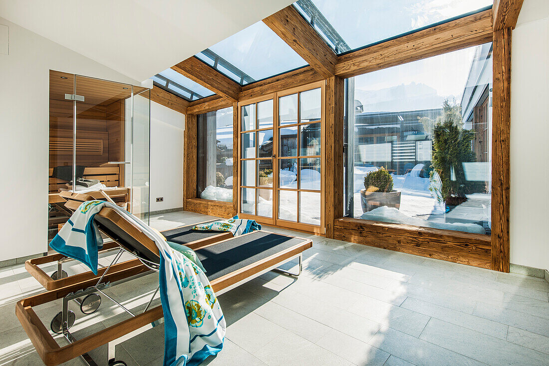 Wellness in einer Penthousewohnung im modernen Alpenlook, Kitzbühel, Tirol, Österreich
