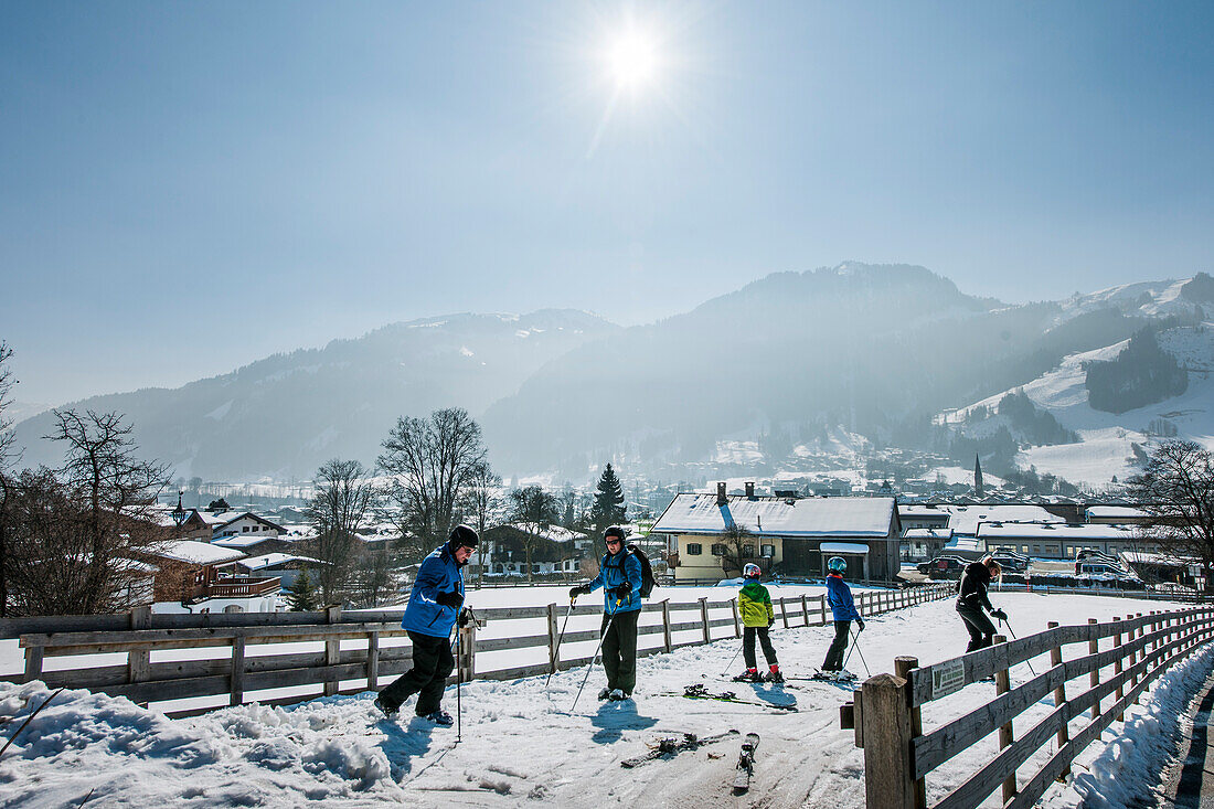 Skifahrer am Ende einer Abfahrt in Kitzbühel, Tirol, Österreich