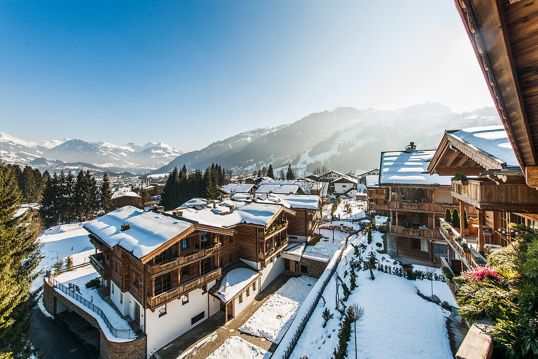 Ausblick auf Kitzbühel und Hahnenkamm aus einer Penthousewohnungsterrasse im modernen Alpenlook, Kitzbühel, Tirol, Österreich