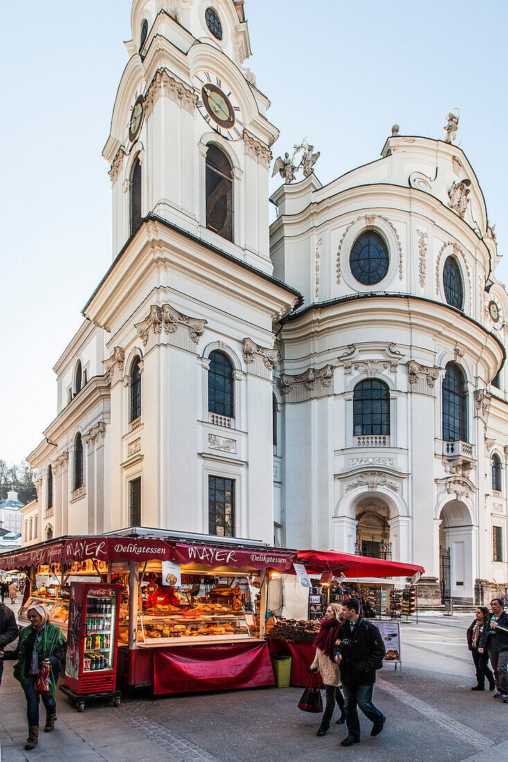 Menschen vor der Kollegien Kirche, Salzburg, Salzburg, Österreich