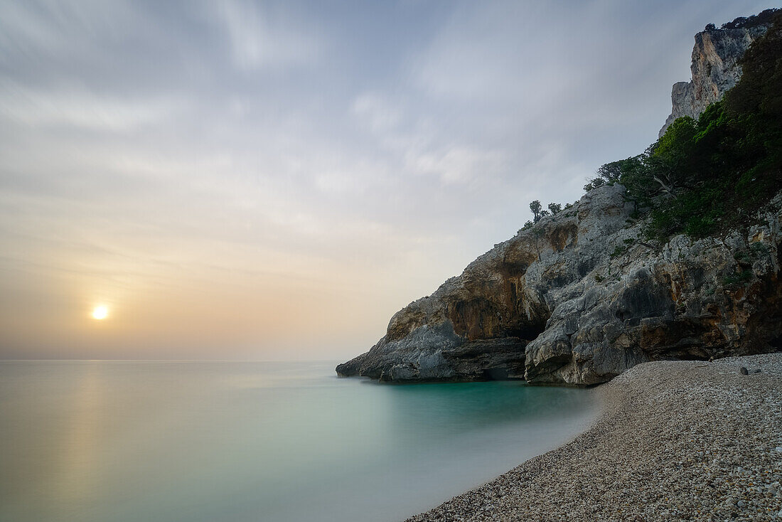 Sonnenaufgang am Kies-Strand der Bucht Cala Sisine, Selvaggio Blu, Sardinien, Italien, Europa