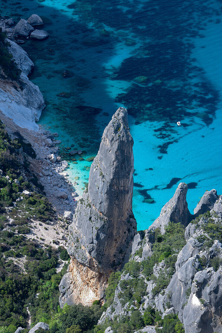 Gebirgige Küstenlandschaft, Cala Goloritze, Felsnadel Aguglia Goloritze, Golfo di Orosei, Selvaggio Blu, Sardinien, Italien, Europa