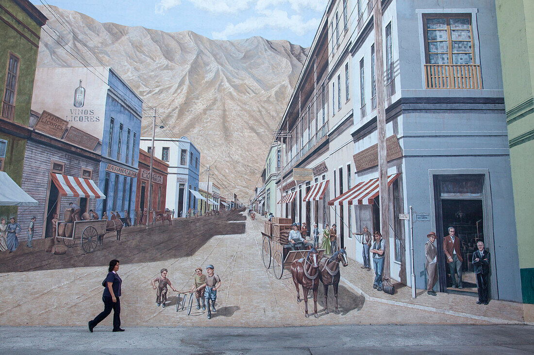 Frau läuft vor Wandgemälde, Antofagasta, Antofagasta, Chile, Südamerika