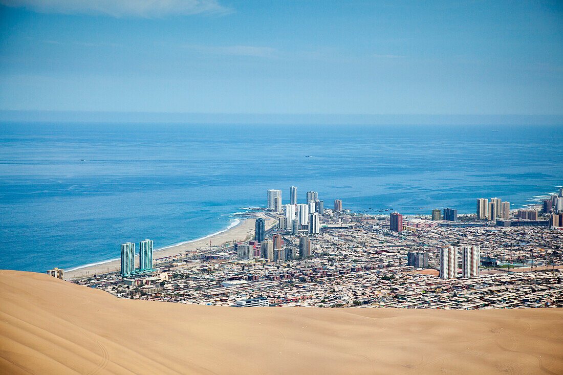 Sanddüne Cerro Dragon und Stadt, Iquique, Tarapaca, Chile, Südamerika