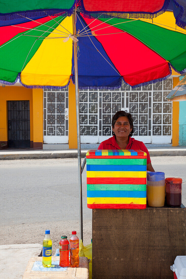 Frau verkauft gekühlte Getränke an einem Stand vor dem Arco Iris Regenbogentempel, Trujillo, La Libertad, Peru, Südamerika