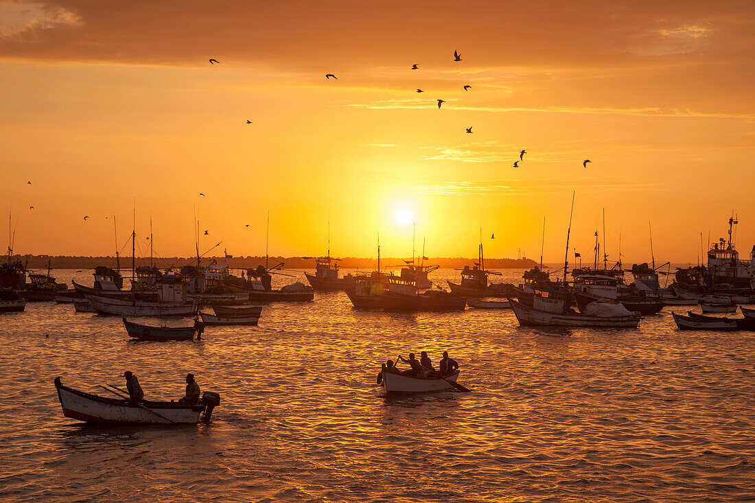 Fischerboote bei Sonnenuntergang, Salaverry nahe Trujillo, La Libertad, Peru, Südamerika