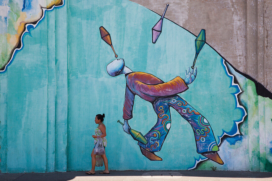 Frau läuft vor Wandgemälde, Puntarenas, Puntarenas, Costa Rica, Mittelamerika