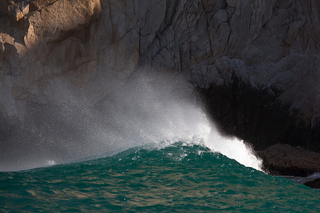 Eine Welle vor einem Felsen nahe Land's End, Cabo San Lucas, Baja California Sur (Baja Kalifornien), Mexiko, Mittelamerika