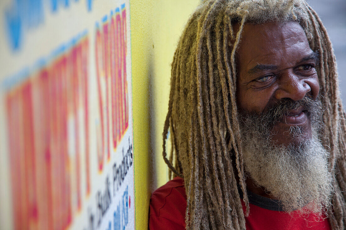 Portrait von Rasta Mann mit Haarpracht, Port Antonio, Portland, Jamaika, Karibik