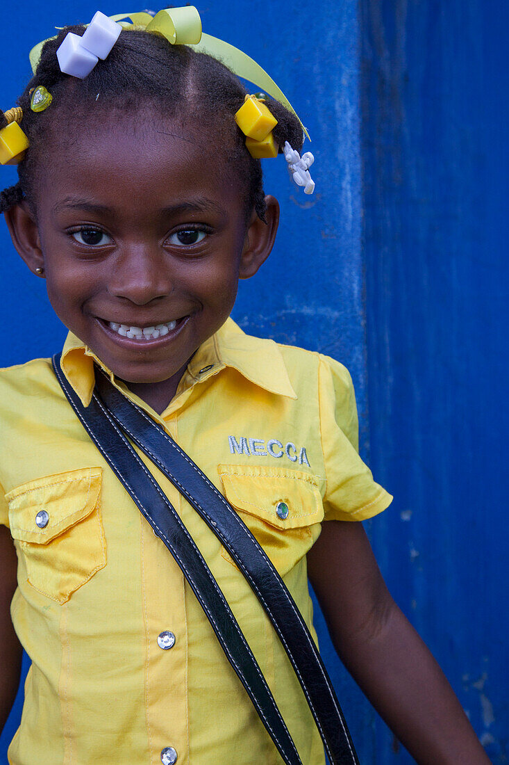 Fröhliches junges Mädchen, St. John's, St. John, Antigua, Karibik