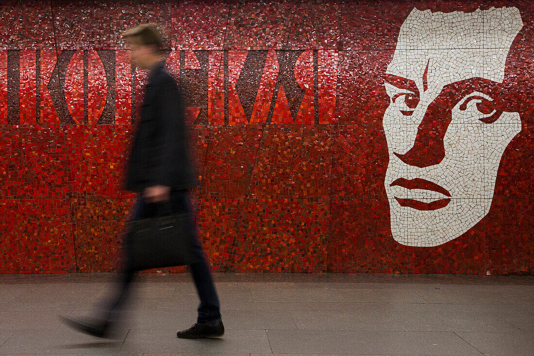 Mann mit Aktenkoffer läuft vor Mosaik Wandgemälde Mayakovskaya Metro Station, Sankt Petersburg, Russland, Europa