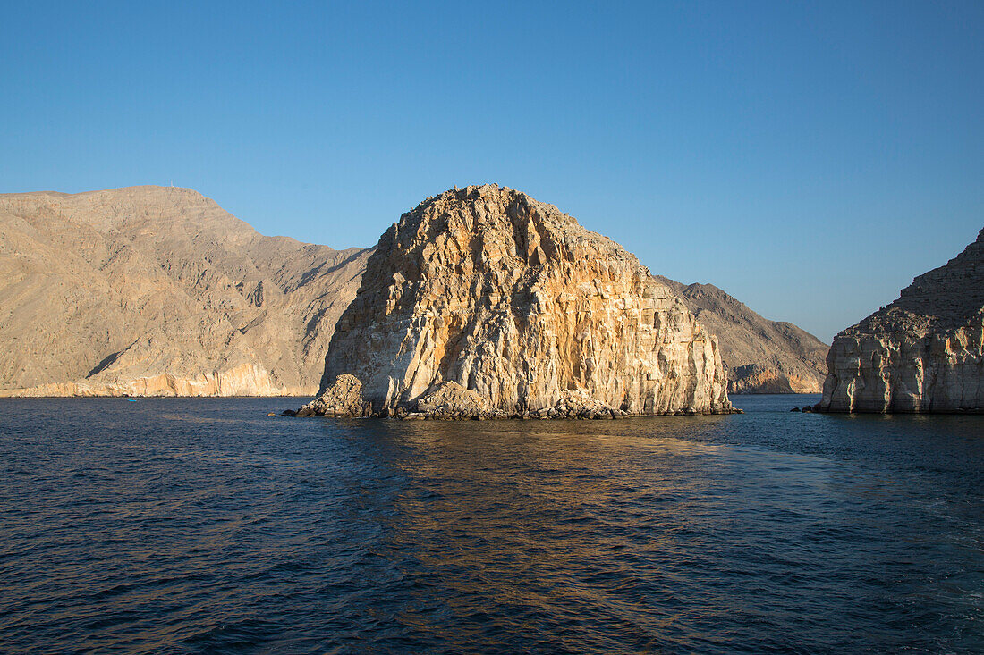 Berge an einem Fjord der Musandam Halbinsel, nahe Khasab, Oman