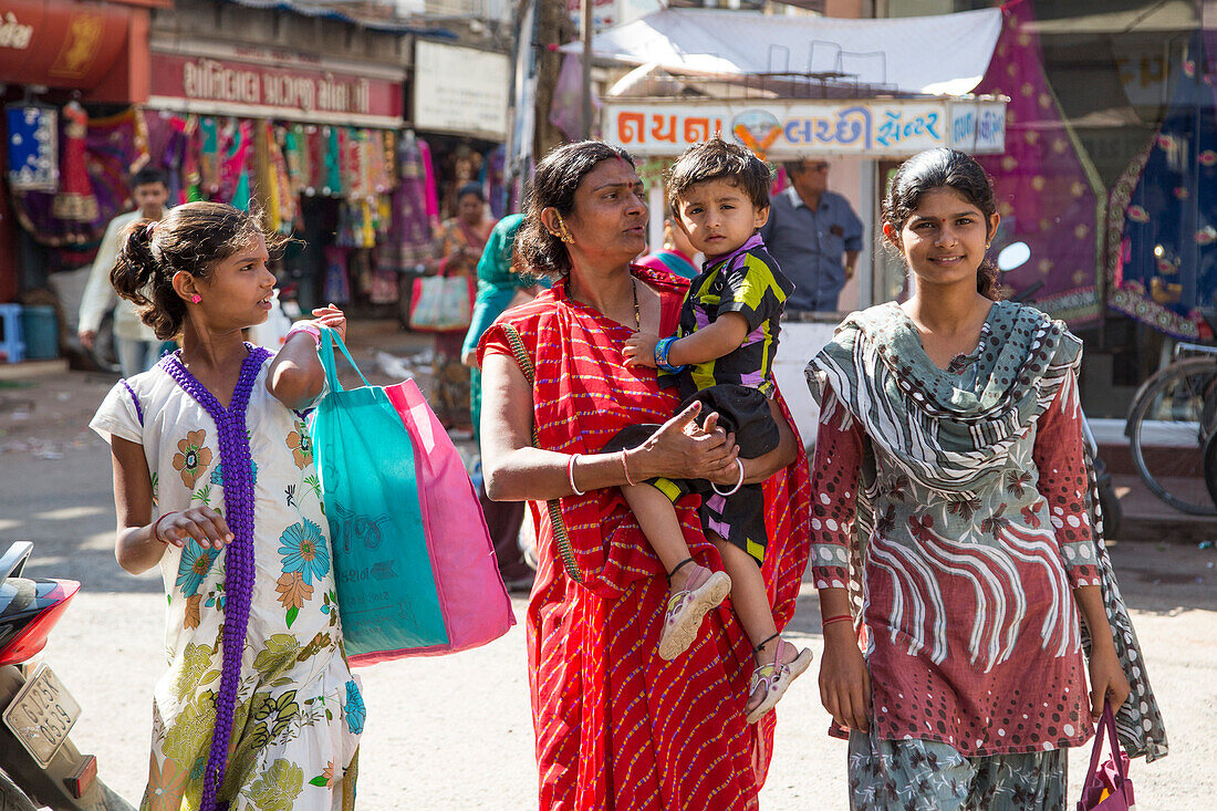 Frauen und Kind mit farbenfroher Kleidung, Porbandar, Gujarat, Indien