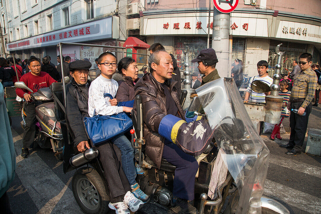 Familie auf motorisierten Riksha in der Altstadt (Nanshi), Shanghai, China, Asien