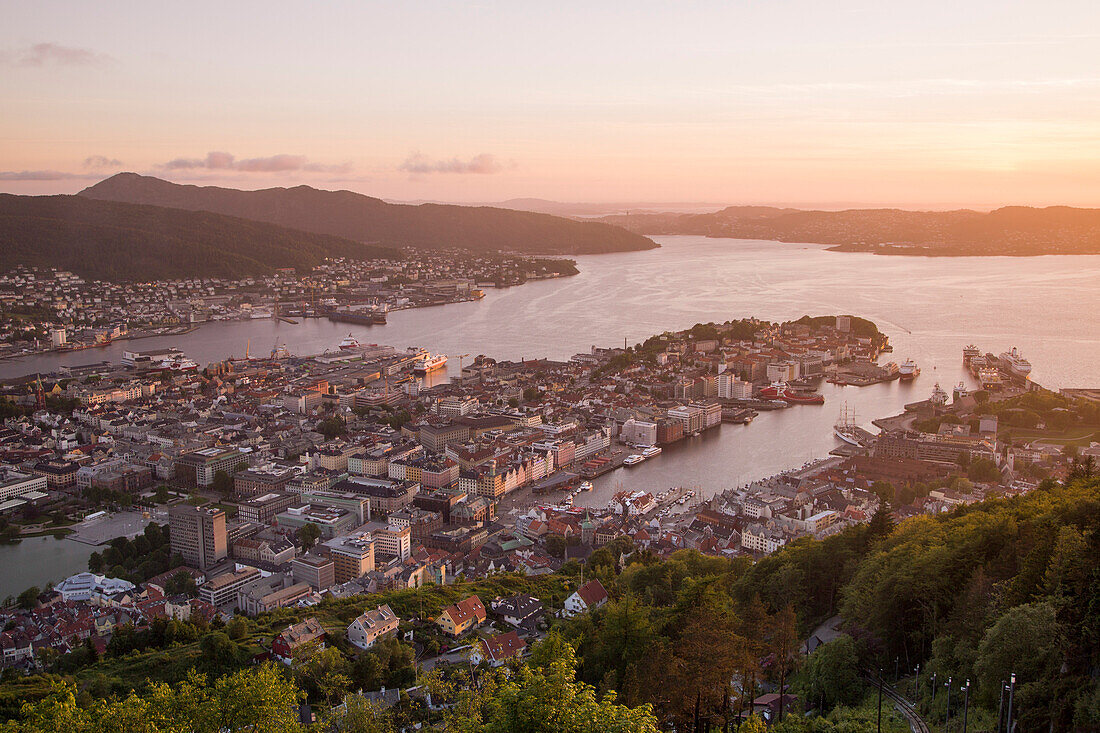 Blick vom Berg Floyen auf Stadt und Hafen bei Sonnenuntergang, Bergen, Hordaland, Norwegen, Europa